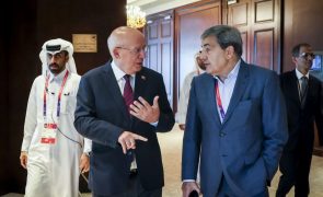 Santos Silva nega problema com Qatar e assegura tranquilidade aos emigrantes