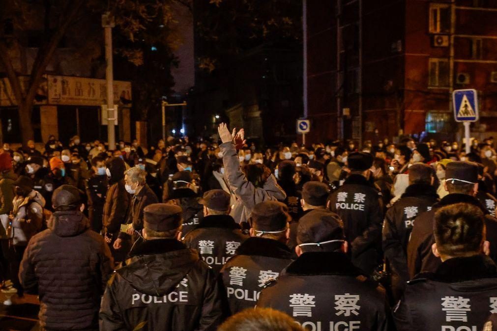 Polícia chinesa detém duas pessoas em Xangai, depois de protestos no fim de semana