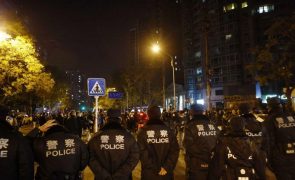 Polícia cerca Pequim para impedir protestos contra restrições severas devido à covid-19