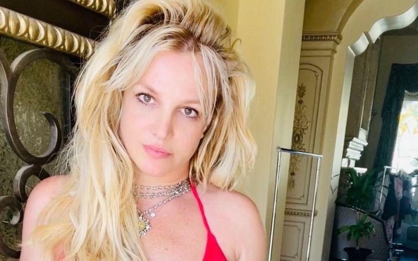 Britney Spears nua na banheira quase que mostra partes íntimas