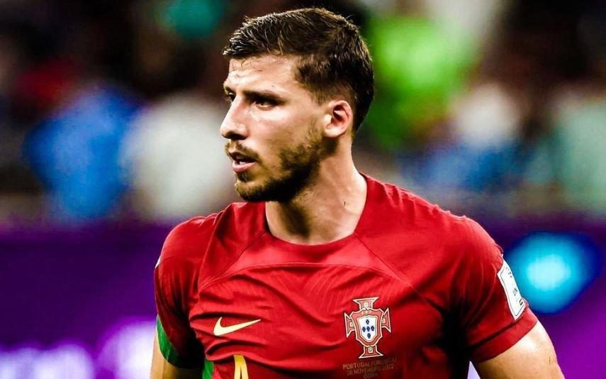 Rúben Dias dá dica a Nuno Mendes durante jogo e momento já é viral