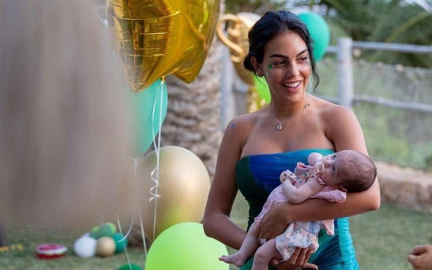 Georgina Rodriguez. Nova foto de Bella Esmeralda a sorrir derrete fãs