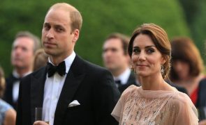 Madrinha do príncipe William demitida após comentários racistas