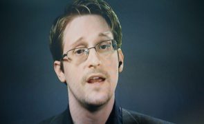 Ex-analista norte-americano Edward Snowden recebeu passaporte da Rússia