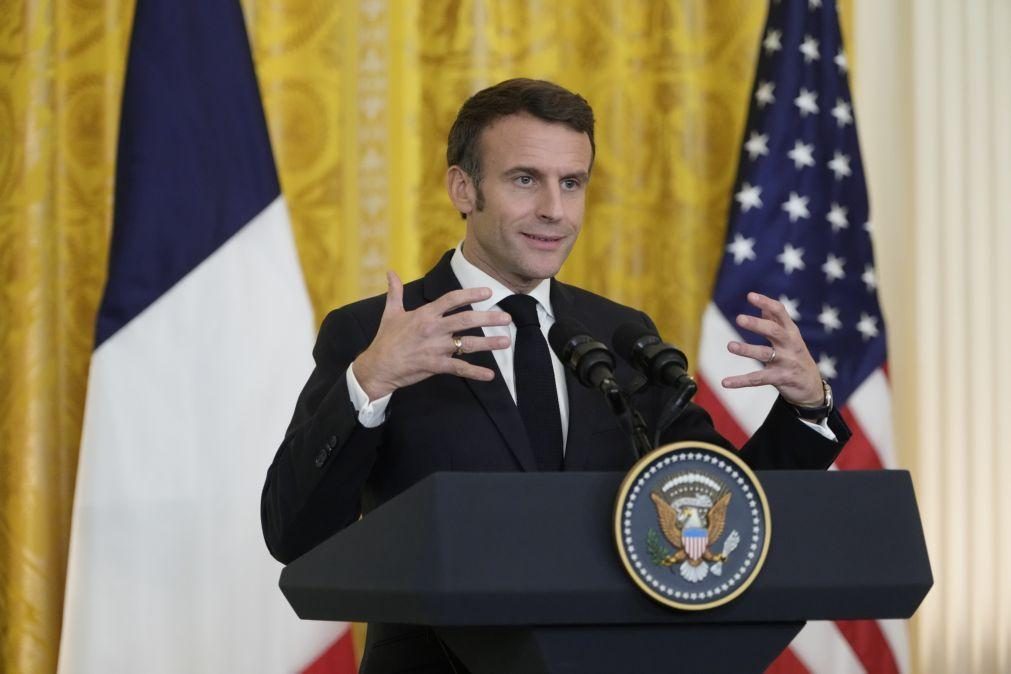 Presidente francês pede reforço de moderação de conteúdos no Twitter