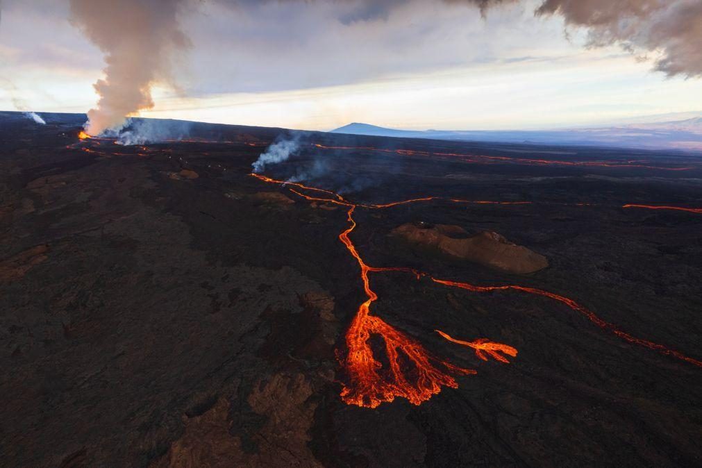 Lava do Mauna Loa ameaça uma das principais estradas do Havai