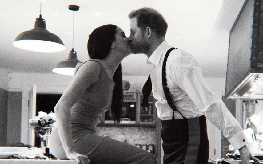 Meghan e Harry. As fotos nunca antes vistas e a história peculiar por detrás do beijo apaixonado