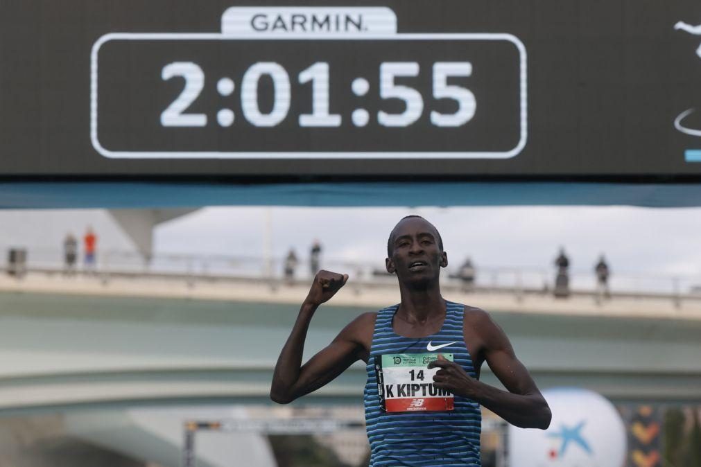 Kiptum vence em Valência e passa a terceiro mais rápido de sempre na maratona