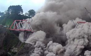 Erupção do vulcão indonésio Semeru enterra casas e destrói ponte