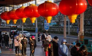 Covid-19: Várias cidades da China relaxam medidas de prevenção epidémica