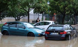 Inundações em Faro bloqueram estradas e impediram abertura de lojas e escolas