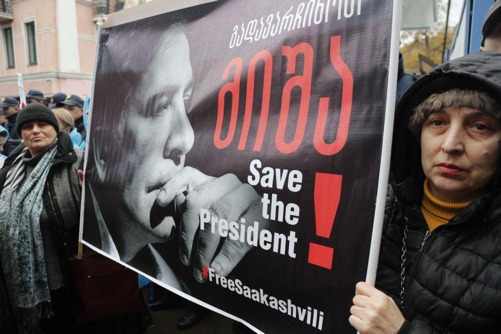 Oposição na Geórgia exige libertação de ex-presidente por estar a ser envenenado