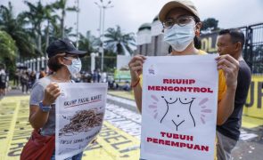 Indonésia aprova lei que pune com pena de prisão sexo fora do casamento