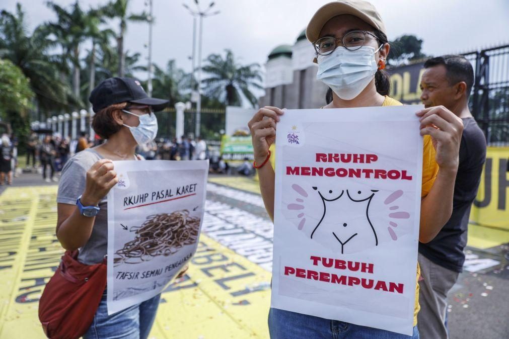 Indonésia aprova lei que pune sexo fora do casamento com pena de prisão