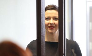 Opositora bielorrussa volta para prisão após cirurgia de emergência