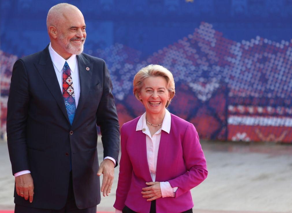 Von der Leyen insta Balcãs Ocidentais a escolher democracia ou autocracia
