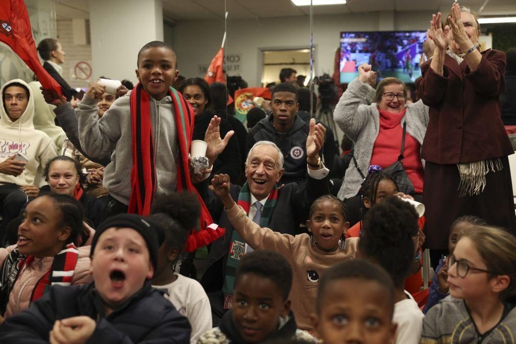Mundial 2022: Marcelo festeja vitória de Portugal rodeado de crianças em associação na Amadora
