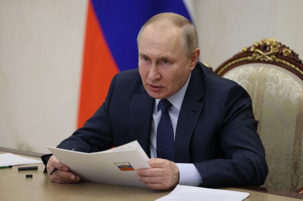 Putin admite usar armas nucleares mas só em resposta a ataque inimigo