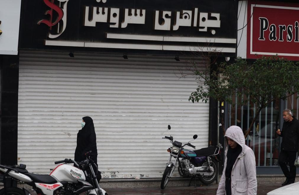 Greve com comércio em parte fechado e repressão de protestos estudantis no Irão