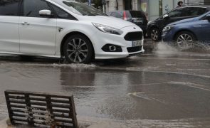 Foram resgatadas 14 pessoas de automóveis devido às inundações em Lisboa