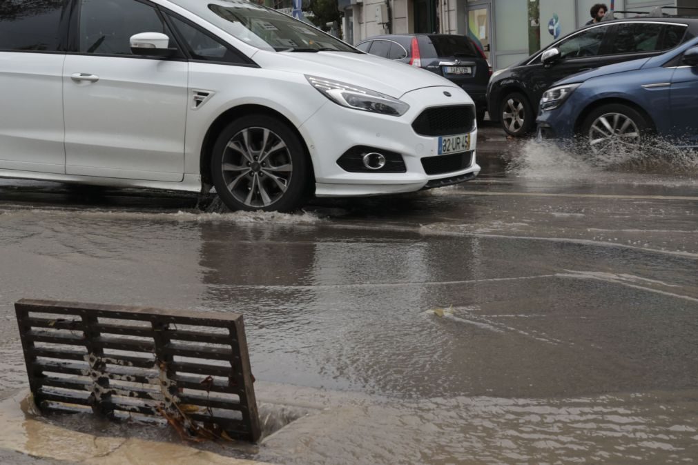 Resgatadas 14 pessoas de automóveis devido às inundações