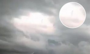 Mulher grava Deus a caminhar no céu durante tempestade [vídeo]