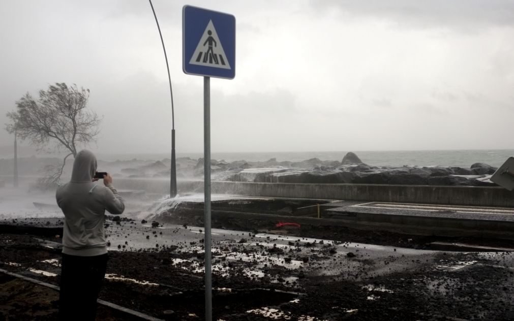 Ventos do Ophelia e chuva forte deixam várias estradas condicionadas nos Açores