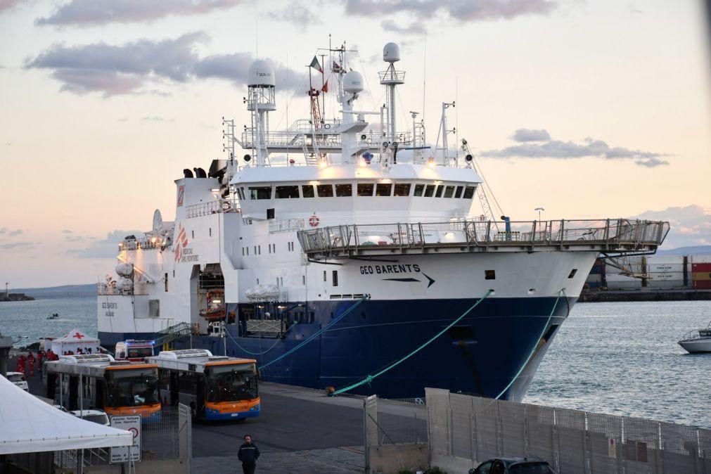 Itália cede porto a dois navios com mais de 500 migrantes mas afasta-os da Sicília