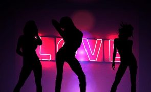 Homem celebra 100 anos em clube de strip