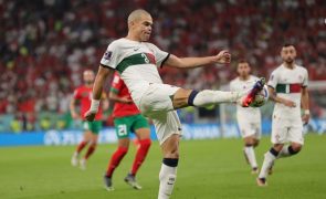 Pepe com fratura do cúbito do braço esquerdo