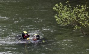 Homem desaparecido após cair com táxi na ribeira de Odivelas. Mergulhadores reforçam buscas