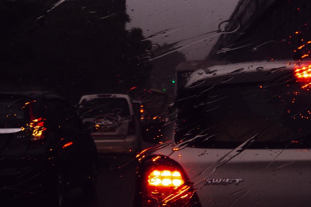 Previsão do tempo com chuva e perigo de inundações rápidas