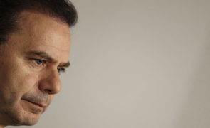 Montenegro acusa Costa de condenar ministro da Saúde ao insucesso
