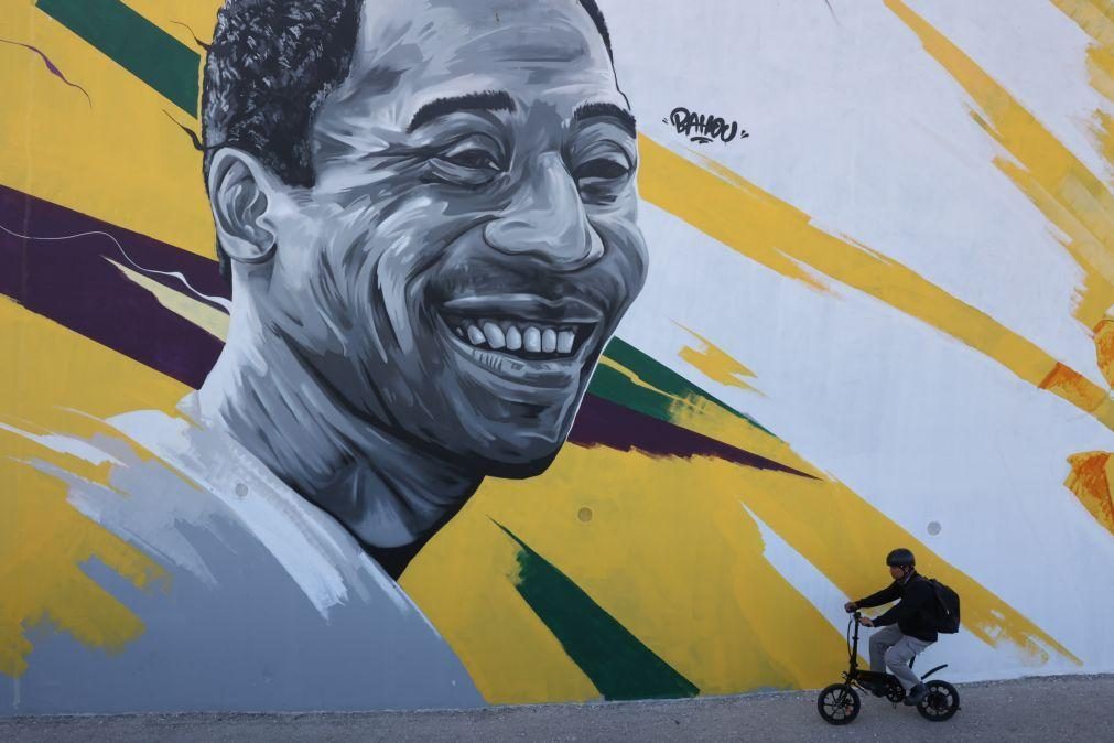 Estado de saúde de Pelé regista melhoria, mas não há data para ter alta