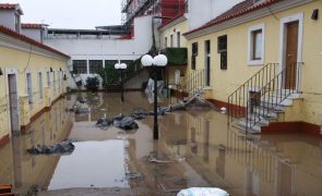 Baixa de Algés, em Oeiras, intransitável devido à queda de chuva forte