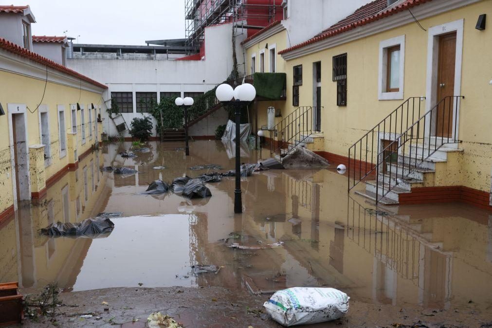 Baixa de Algés, em Oeiras, intransitável devido à queda de chuva forte