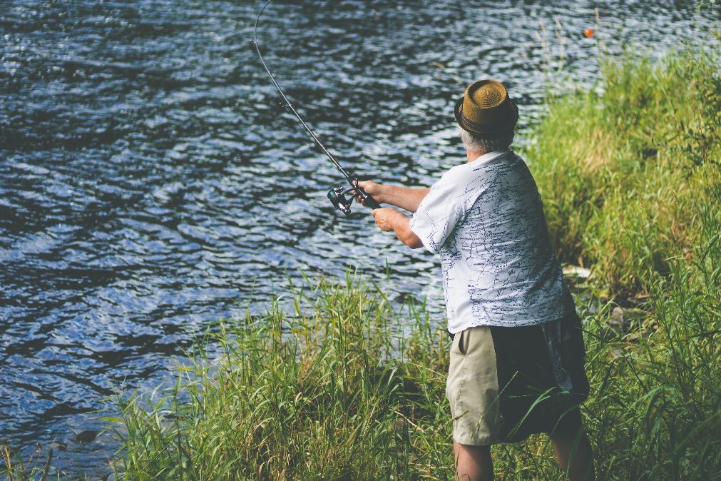 Pescador resgata bebé a pensar que era um boneco