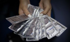 Jovens têm relações sexuais mais tarde, mas usam menos contracetivos