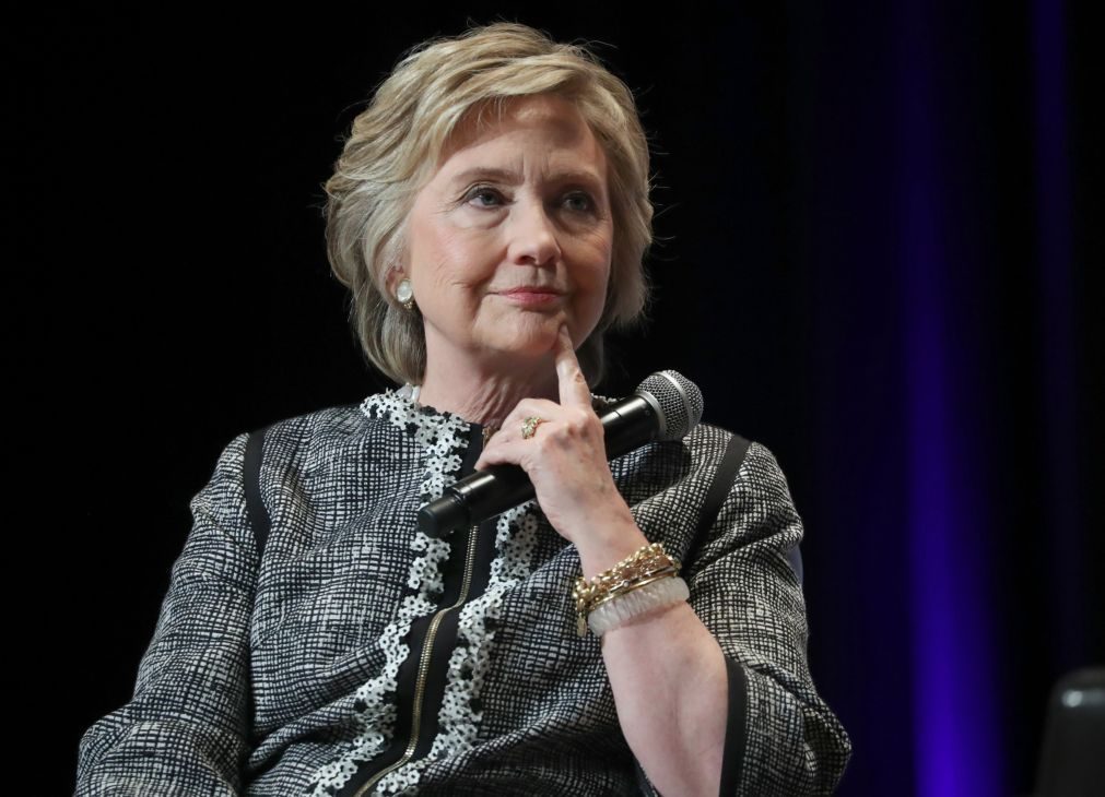 Clinton diz que ameaça de Trump sobre acordo nuclear com Irão é