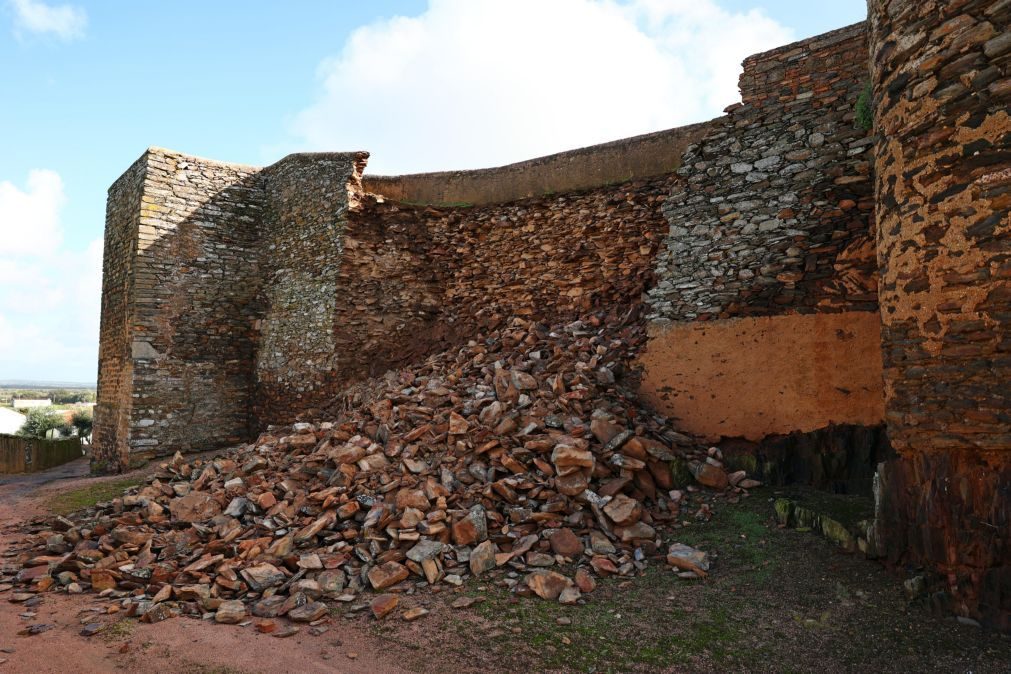 Ruiu troço da muralha do Castelo de Veiros no concelho de Estremoz
