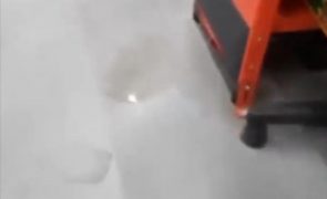 Funcionária idosa de supermercado urina nas calças após ser impedida de usar casa de banho [vídeo]
