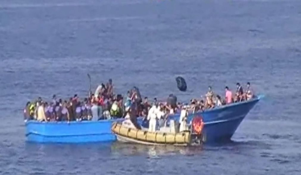 Marinha Portuguesa interceta barco com 18 migrantes ilegais ao largo de Lampedusa