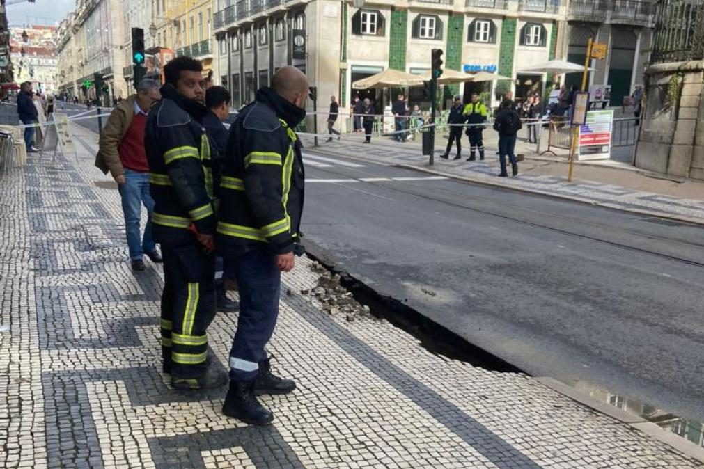 Abatimento de piso em Lisboa provoca corte de trânsito na Rua da Prata [fotos]