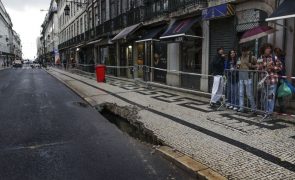 Trânsito cortado na Rua da Prata devido a abatimento do piso