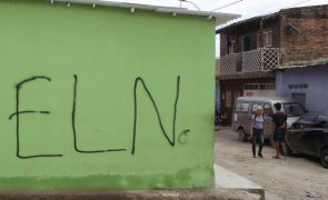 Mais de nove mil civis retidos em 