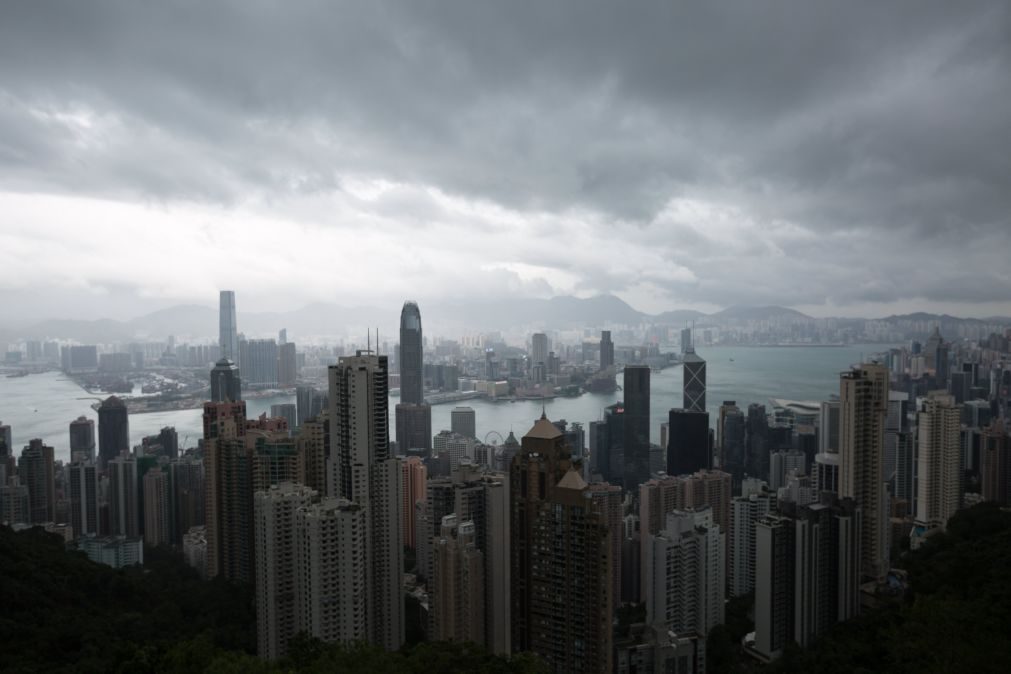 Tempestade tropical Khanun afasta-se de Macau, sinal baixa de 8 para 3