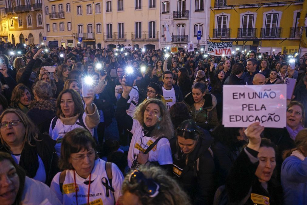 Professores assumem protestos na rua como forma de 