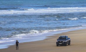 Retomadas buscas aos três tripulantes de embarcação desaparecida na Nazaré