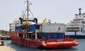 Itália permite desembarque de navio humanitário com 63 pessoas a bordo