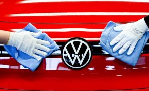 Ações da Volkswagen caem mais de 8% por receios de redução da procura de carros novos